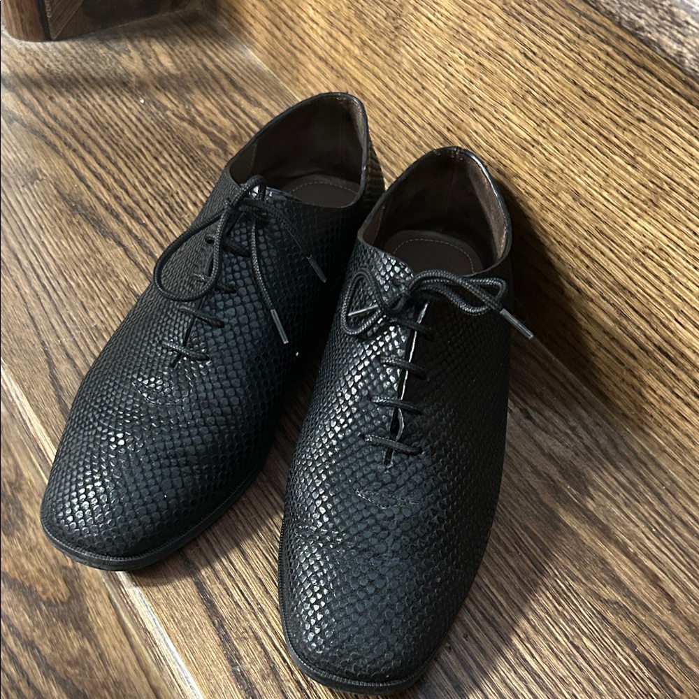 Elegant Black Textured Women's Loafers